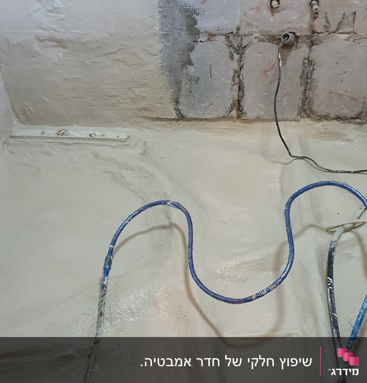 קיר בטון חשוף עם חוטי חשמל במהלך שיפוץ